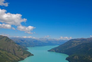 壮丽山水间的迷人蓝湖