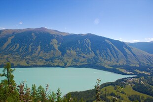 高山环抱的碧绿湖泊