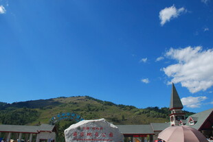 小镇风光下的独特建筑