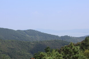 青山连绵的秀丽自然景观