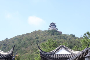 山巅古亭与传统屋檐景致