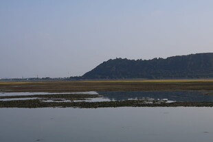 湖畔远山风景