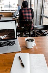 办公桌上的工作与休闲时刻