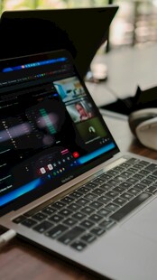 笔记本电脑显示多彩界面