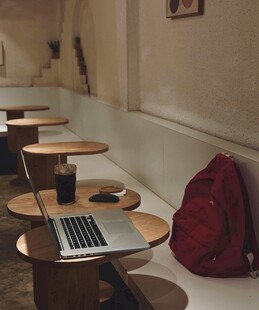 舒适自习空间的简约桌椅