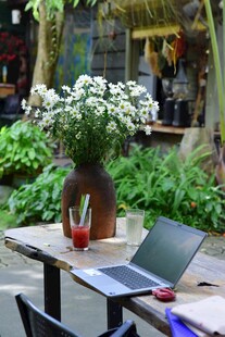 户外惬意办公场景