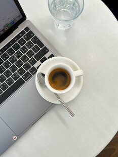 桌上的咖啡与笔记本电脑
