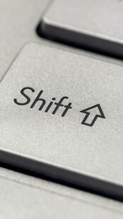 电脑键盘上的Shift键