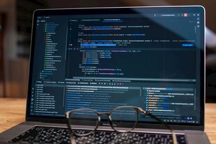 笔记本电脑上的编程代码界面