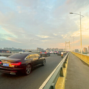 城市道路上的行驶车辆