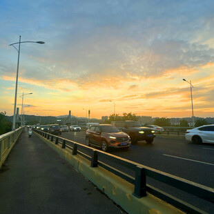 黄昏时分的城市道路景观