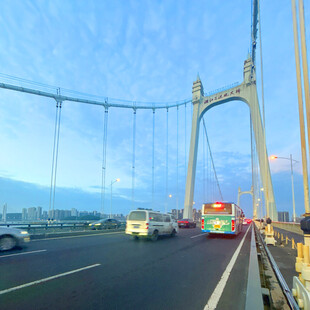 大桥上行驶的多辆车辆