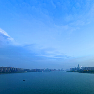 城市湖畔蓝天美景