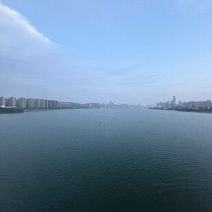 宽阔江面与远处城市景观