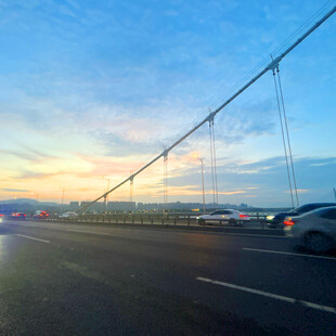 黄昏下公路上行驶的车辆