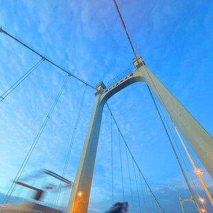 黄昏下的现代桥梁景观