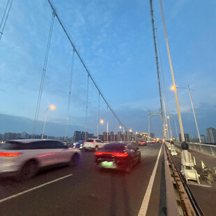 桥上车辆行驶的黄昏景象