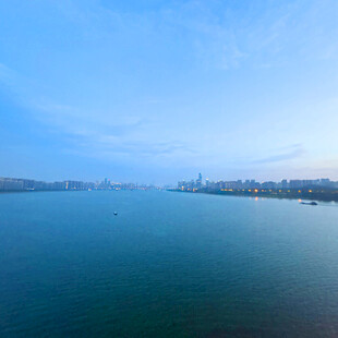 宁静湖面与远处城市天际线