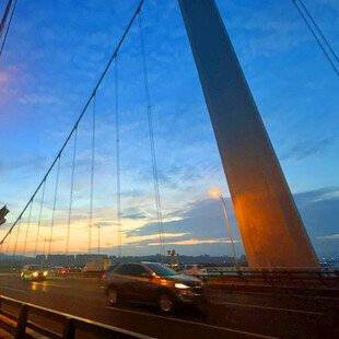 黄昏下桥上行驶的车辆