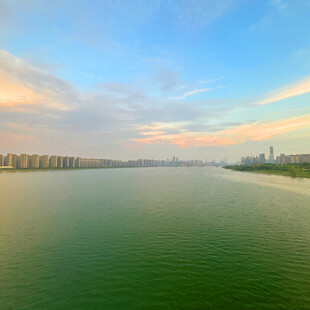 河畔城市天际线美丽风光