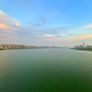 湖畔城市黄昏美景