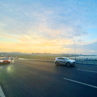 夕阳下公路上行驶的车辆