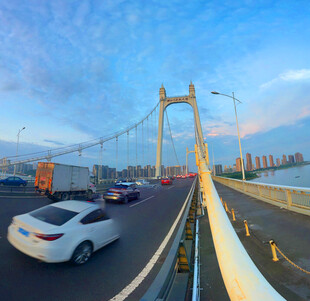 夕阳下桥上行驶的车辆