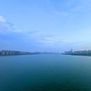 广阔水域与远处城市景观