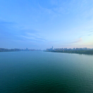 宁静湖畔的美丽天际线