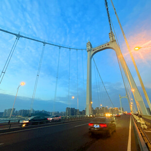 黄昏下的城市桥梁风景