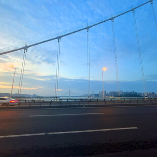 公路远眺城市天际线美景