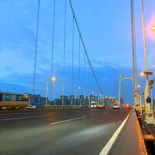 黄昏下的大桥公路景象