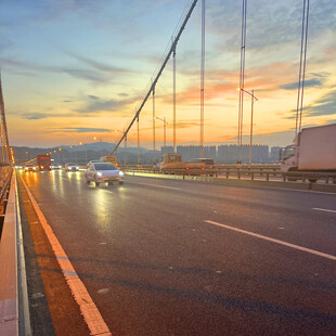 黄昏下的大桥公路景象