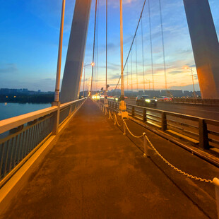 黄昏下的大桥人行步道