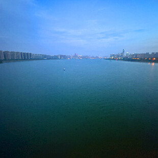 宁静城市河畔风光