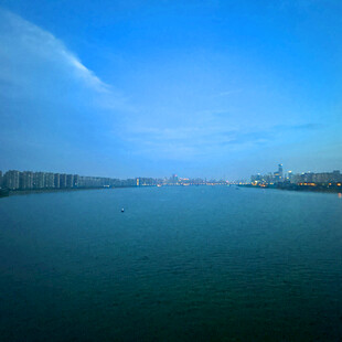 宁静湖畔城市天际线