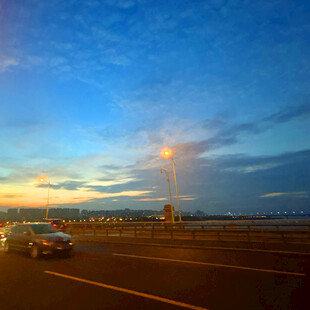 公路上的夕阳与行驶汽车