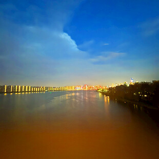 城市江畔夜色美景