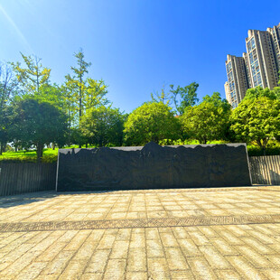 城市中的开阔砖石广场景观