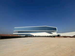 沙漠中的现代建筑奇观