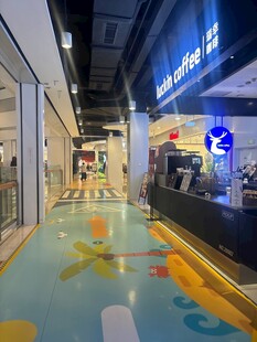 商场内色彩斑斓的地面空间