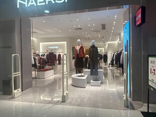 时尚服饰店铺内部场景