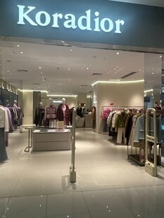Koradior品牌服装店展示