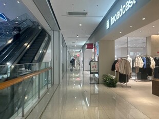 商场宽敞明亮的购物通道