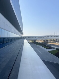 现代建筑外观的独特视角