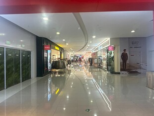 商场内部宽敞明亮的过道