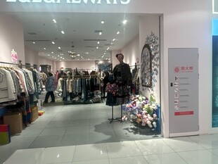 时尚服装店内部陈列