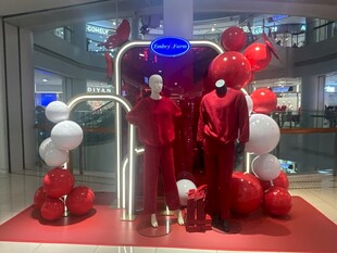 商场内红色主题节日装饰