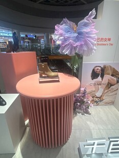 粉色展台展示精美物品