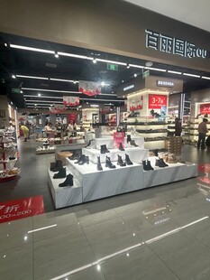 迪卡侬店内陈列展示场景